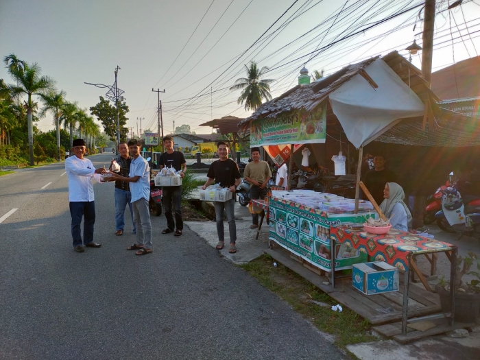 Semangat Berbagi Ramadan, WKI Wonosari Timur Turun ke Jalan Bagikan 150 Paket Takjil