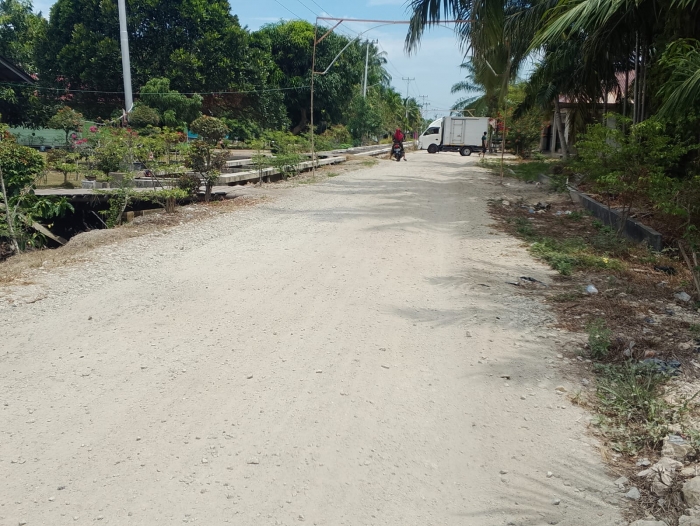 Jalan Poros Dusun Penampar Desa Deluk Sudah 16 Tahun Tidak Tersentuh Beton Atau Aspal