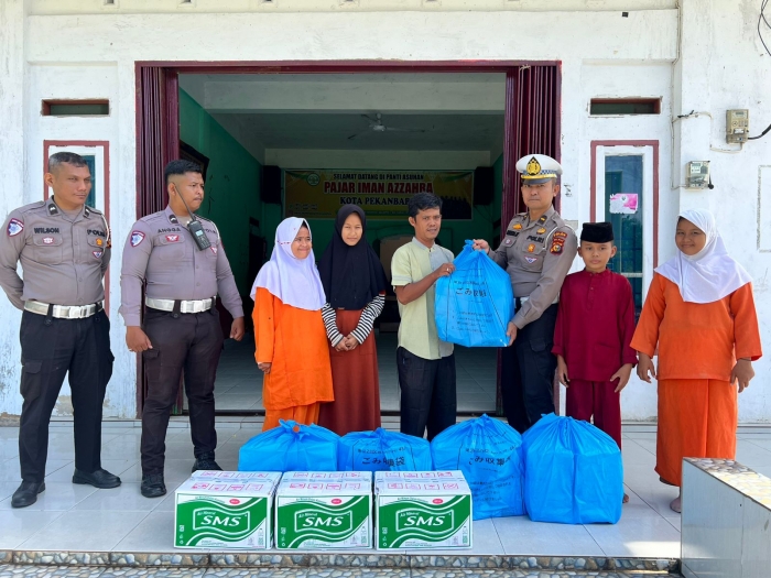 Jelang Nataru, Ditlantas Polda Riau Tebar Kepedulian Lewat Program Jum’at Berkah