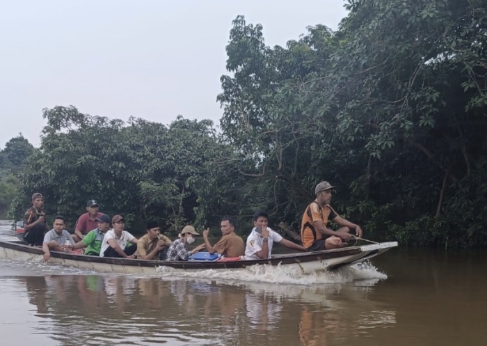 Respon Cepat Kapolsek Tapung Hilir! Turun Cek Sungai Tapung Usai Ditemukan Banyak Ikan Mati