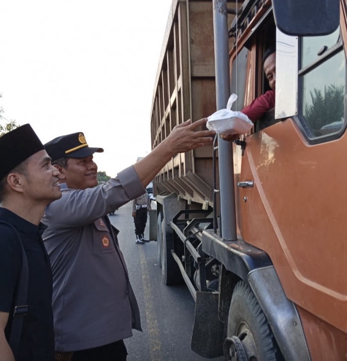 Polsek Kampar dan Bhayangkari Gelar Aksi Berbagi Takjil di Jalan Raya, Bangun Kehangatan Ramadhan