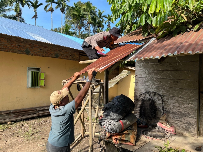 KAPOLSEK RUPAT UTARA PIMPIN KEGIATAN GOTONG ROYONG PASCA TERJADINYA BENCANA ALAM ANGIN PUTING BELIUNG DI DESA TITI AKAR KEC. RUPAT UTARA
