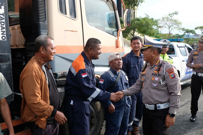 Polda Riau Lepas Bantuan Kemanusiaan Tahap III untuk Korban Bencana di Sumatera Barat