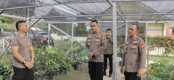 Wakapolres Kampar Cek Bank Pohon Setia, Pastikan Bibit Tanaman Subur, Kompol Rizki: Jaga Kelestarian Lingkungan