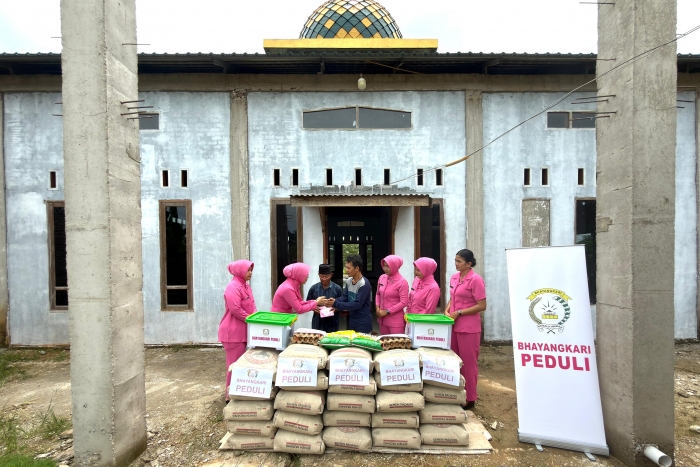 Sentuhan Nyata Bhayangkari Tapung Hulu Dukung Pembangunan Masjid Ar-Rayhan