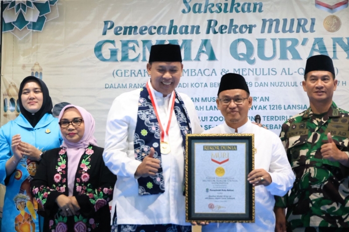 Pemkot Bekasi Raih Rekor Muri Libatkan Ribuan Orang Membaca Dan Tulis Mushaf Quran