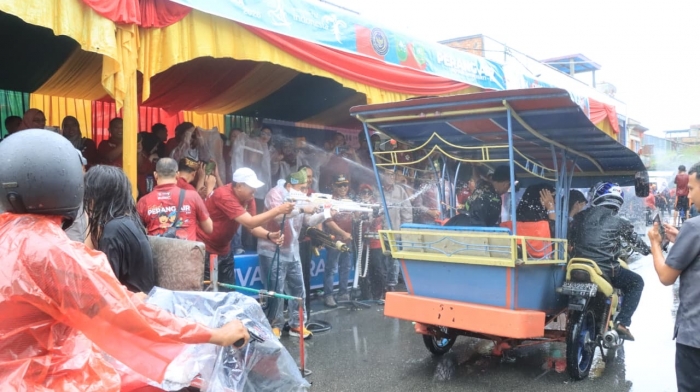 Meriahnya Festival Perang Air di Riau: Merawat Tradisi, Jaga Persaudaraan
