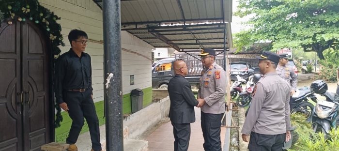 Kapolres Kampar Patroli dan Kunjungi Gereja di Hari Jumat Agung, Berikan Bibit Pohon