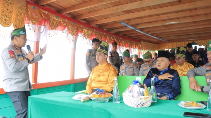 Kapolda Riau Susur Sungai Jelajah Kampung, Ajak Warga Jaga Budaya dan Alam