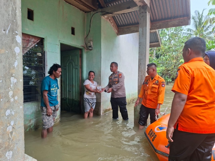 Kapolsek Bangkinang Barat Turun Tangan, Salurkan Bantuan ke Korban Banjir Kuok, Kepedulian Tanpa Batas!